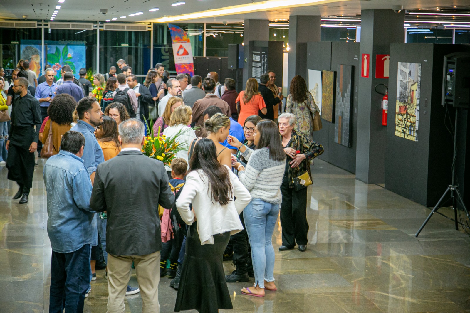 Público visitando exposição